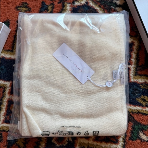 NWT Maison Cashmere Essential Maxi Scarf - Picture 4 of 7